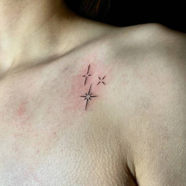 patricia_noirdejais_noir-de-jais_tattoo-on-move_fine-line-tattoo_etoiles_minimaliste_clavicule_mini_original