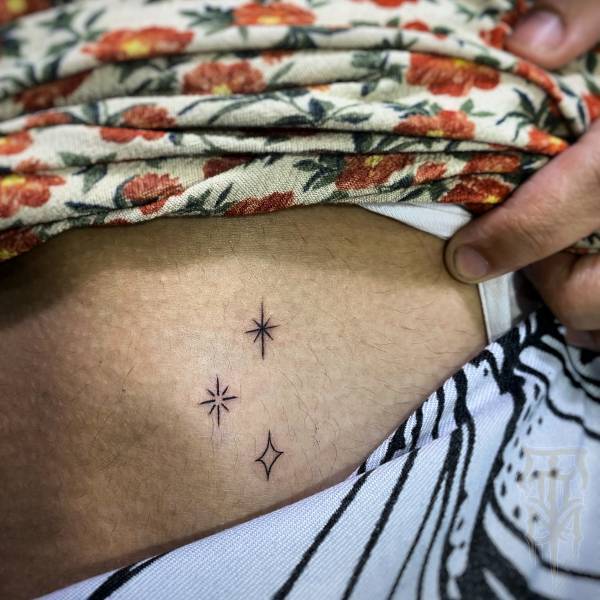 patricia_noirdejais_noir-de-jais_tattoo-on-move_fine-line-tattoo_etoiles_minimaliste_hanche_original