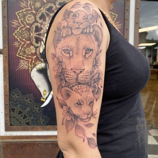 patricia_noirdejais_noir-de-jais_tattoo-on-move_fine-line-tattoo_famille_enfants_lionne_lionceaux_original