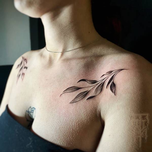 patricia_noirdejais_noir-de-jais_tattoo-on-move_fine-line-tattoo_feuillage_clavicule_symetrie_original
