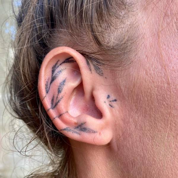 patricia_noirdejais_noir-de-jais_tattoo-on-move_fine-line-tattoo_feuillage_handpoke_oreille_original