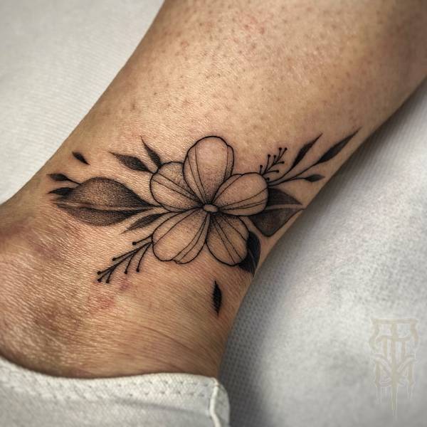 patricia_noirdejais_noir-de-jais_tattoo-on-move_fine-line-tattoo_fleur_cheville_original