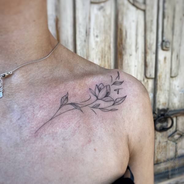 patricia_noirdejais_noir-de-jais_tattoo-on-move_fine-line-tattoo_fleur_clavicule_initiale_enfant_original