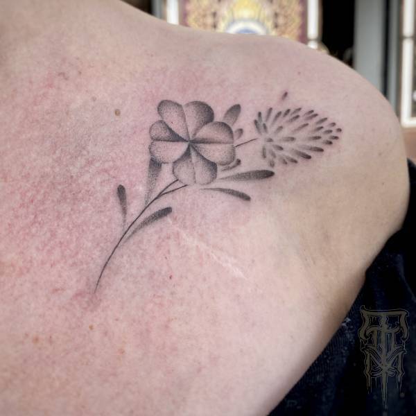 patricia_noirdejais_noir-de-jais_tattoo-on-move_fine-line-tattoo_fleur_trefle_chance_clavicule_original