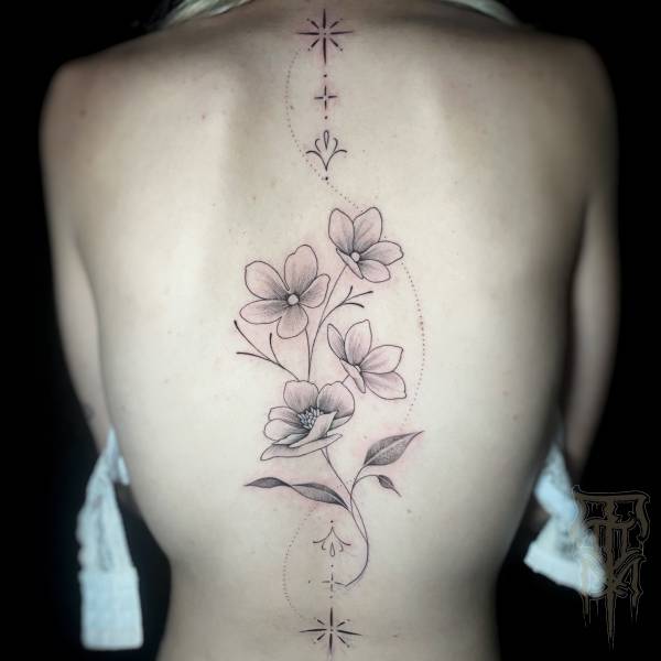 patricia_noirdejais_noir-de-jais_tattoo-on-move_fine-line-tattoo_fleurs_ornements_dos_colonne-vertebrale_original