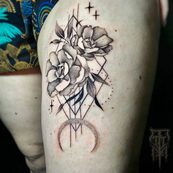 patricia_noirdejais_noir-de-jais_tattoo-on-move_fine-line-tattoo_fleurs_pivoines_lune_etoiles_geometrique_cuisse_original
