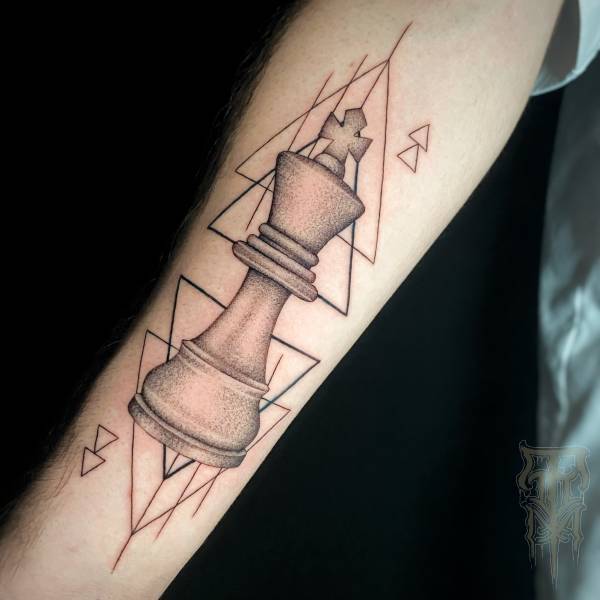 patricia_noirdejais_noir-de-jais_tattoo-on-move_fine-line-tattoo_geometrique_realiste_roi_echec_reine_original