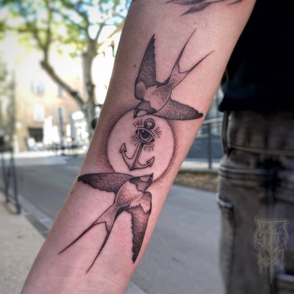 patricia_noirdejais_noir-de-jais_tattoo-on-move_fine-line-tattoo_hirondelles_ancre_oeil_original