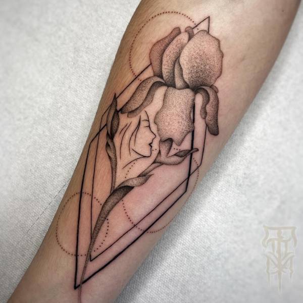 patricia_noirdejais_noir-de-jais_tattoo-on-move_fine-line-tattoo_iris_visage_geometrique_original