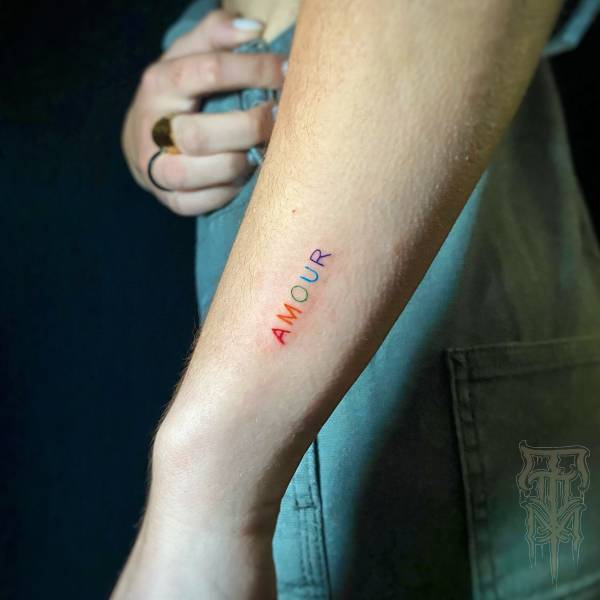 patricia_noirdejais_noir-de-jais_tattoo-on-move_fine-line-tattoo_lettrage_anour_multicolore_minimaliste_original