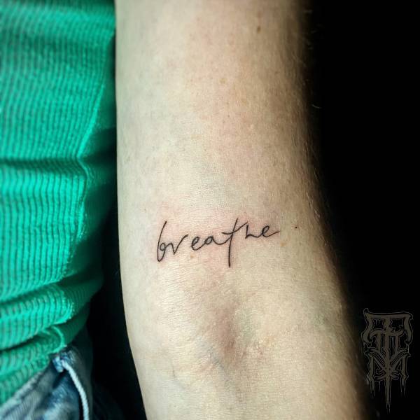 patricia_noirdejais_noir-de-jais_tattoo-on-move_fine-line-tattoo_lettrage_bras_breathe_respire_original