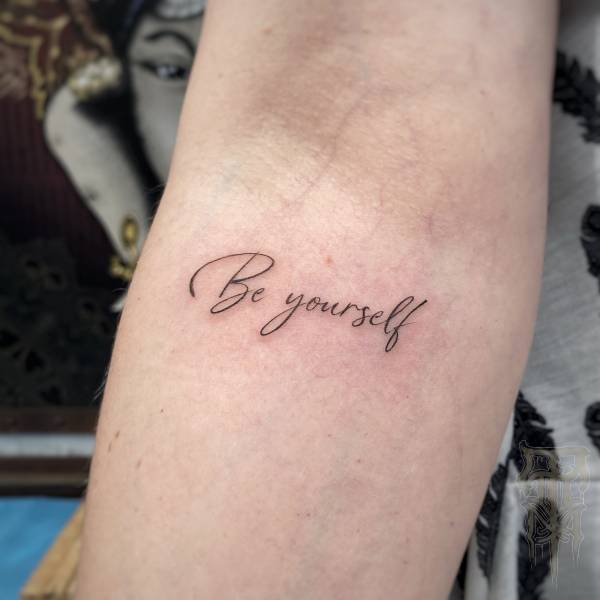 patricia_noirdejais_noir-de-jais_tattoo-on-move_fine-line-tattoo_lettrage_citation_original