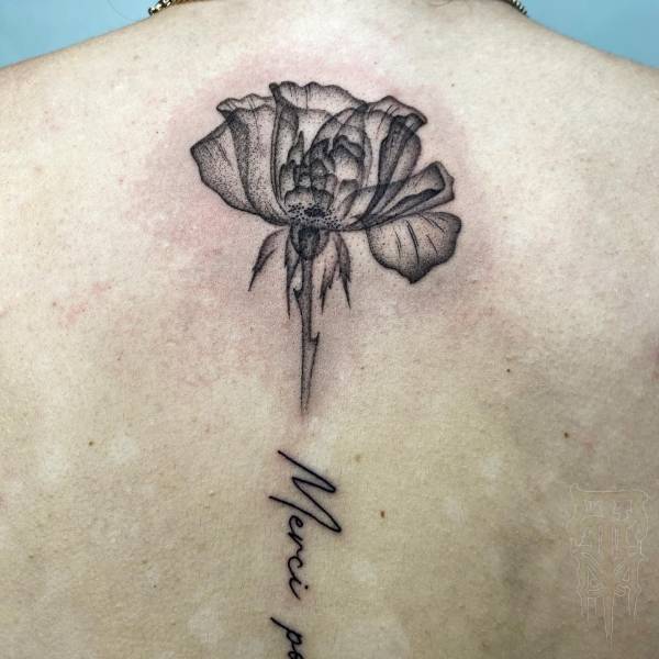 patricia_noirdejais_noir-de-jais_tattoo-on-move_fine-line-tattoo_lettrage_colonne_rose_transparente_ratons-x_original