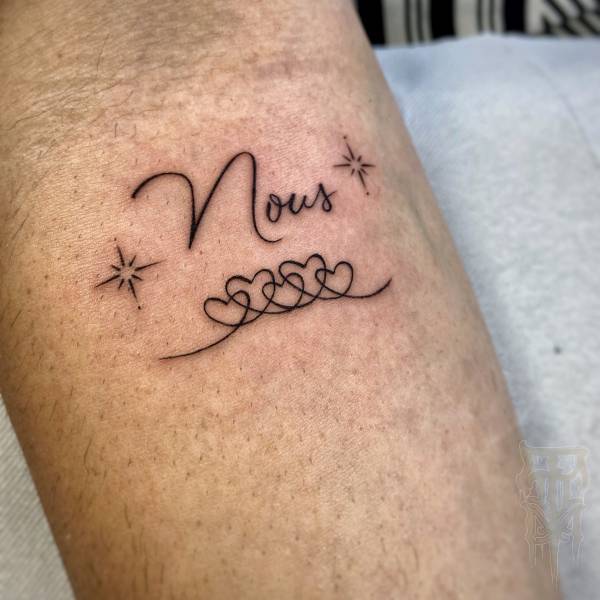 patricia_noirdejais_noir-de-jais_tattoo-on-move_fine-line-tattoo_lettrage_nous_etoiles_coeurs_famille_original