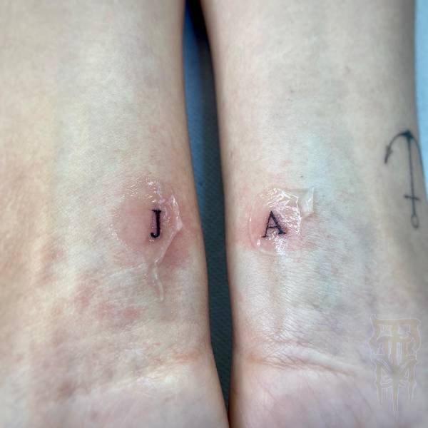 patricia_noirdejais_noir-de-jais_tattoo-on-move_fine-line-tattoo_lettres_initiales_minimalisme_original