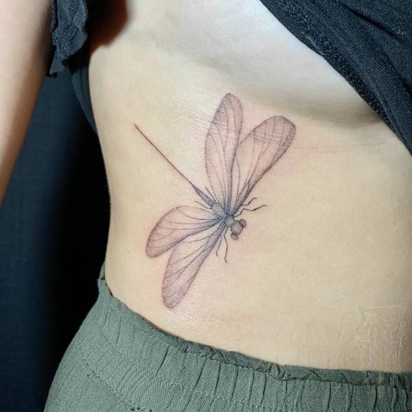 patricia_noirdejais_noir-de-jais_tattoo-on-move_fine-line-tattoo_libellule_cotes_original