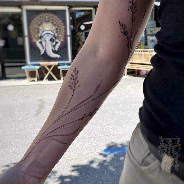 patricia_noirdejais_noir-de-jais_tattoo-on-move_fine-line-tattoo_ligne_graminee_vegetal_original