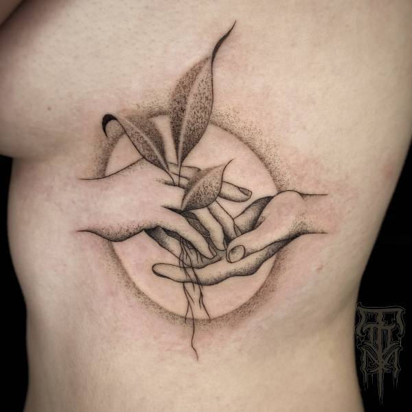 patricia_noirdejais_noir-de-jais_tattoo-on-move_fine-line-tattoo_main-tendue_vie_vegetal_feuillage_cotes_original