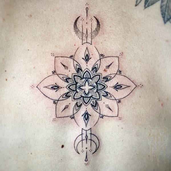 patricia_noirdejais_noir-de-jais_tattoo-on-move_fine-line-tattoo_mandala_dos_original