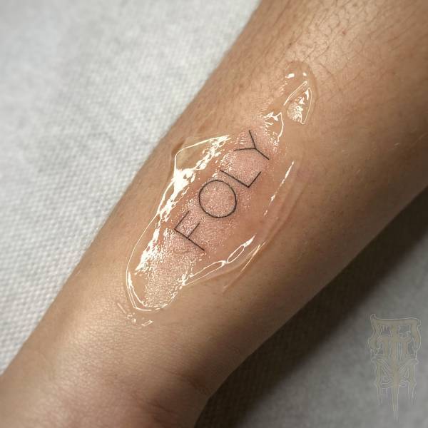 patricia_noirdejais_noir-de-jais_tattoo-on-move_fine-line-tattoo_mot_petit_minimaliste_original