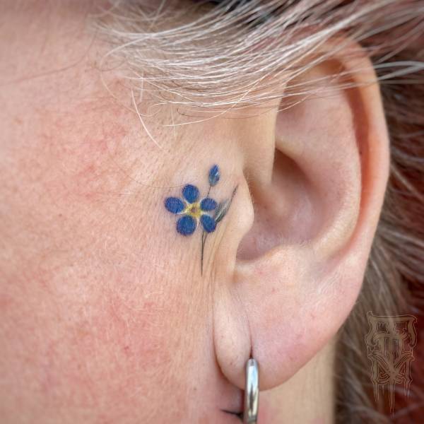 patricia_noirdejais_noir-de-jais_tattoo-on-move_fine-line-tattoo_myosotis_fleur_bleu_oreille_visage_tragus_minimaliste_mini_original