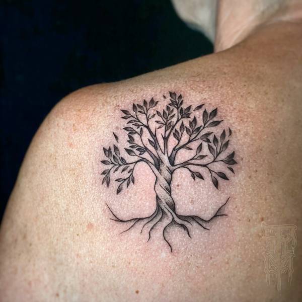 patricia_noirdejais_noir-de-jais_tattoo-on-move_fine-line-tattoo_olivier_arbre-de-vie_omoplate_original