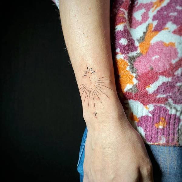 patricia_noirdejais_noir-de-jais_tattoo-on-move_fine-line-tattoo_ornemental_poignet_main_original