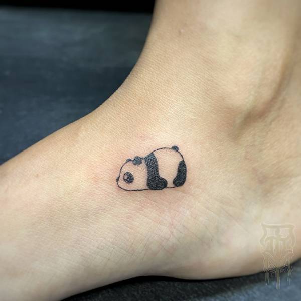 patricia_noirdejais_noir-de-jais_tattoo-on-move_fine-line-tattoo_panda_minimaliste_pied_original
