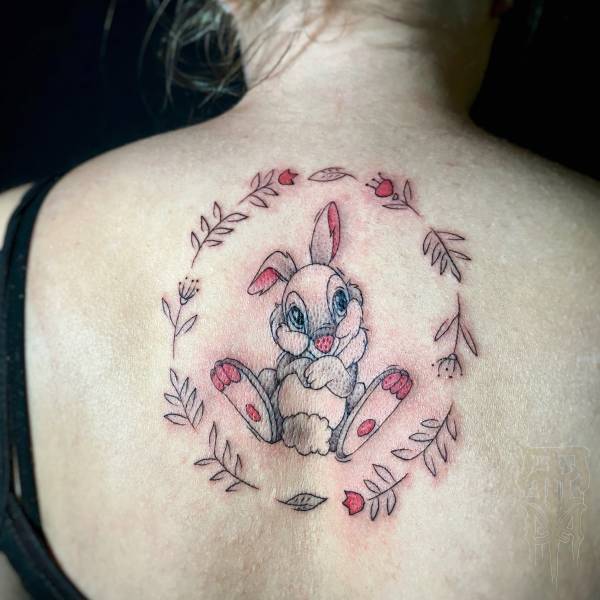 patricia_noirdejais_noir-de-jais_tattoo-on-move_fine-line-tattoo_panpan_bambi_disney_dos_rose_fleurs_original