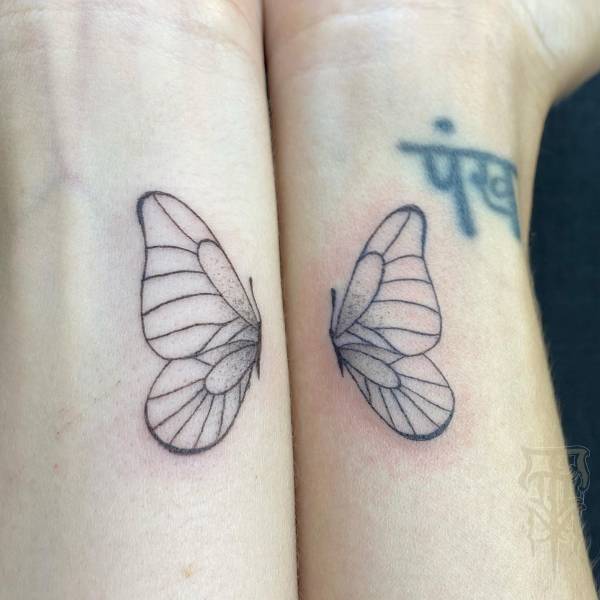 patricia_noirdejais_noir-de-jais_tattoo-on-move_fine-line-tattoo_papillon_amitie_tatouage-commun_original
