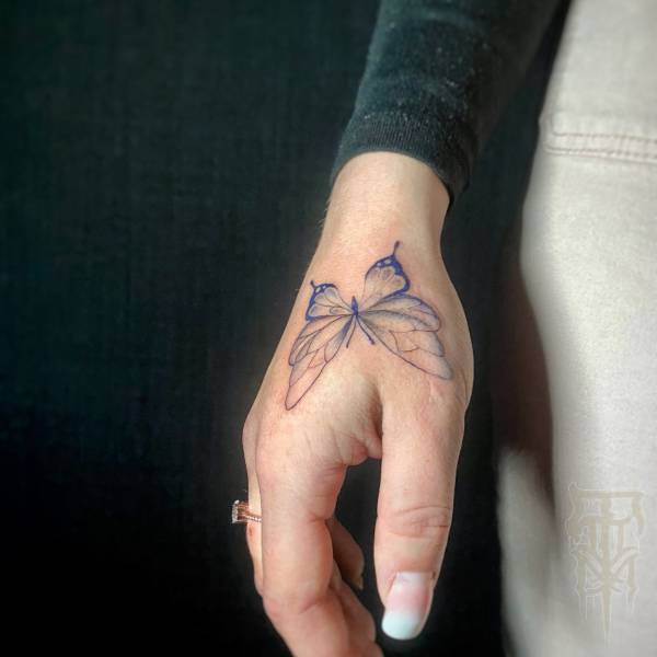 patricia_noirdejais_noir-de-jais_tattoo-on-move_fine-line-tattoo_papillon_bleu_main_original