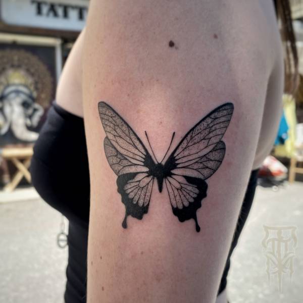 patricia_noirdejais_noir-de-jais_tattoo-on-move_fine-line-tattoo_papillon_bras_original
