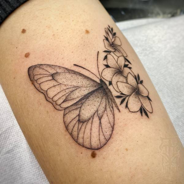patricia_noirdejais_noir-de-jais_tattoo-on-move_fine-line-tattoo_papillon_fleurs-de-tiare_original