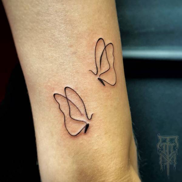 patricia_noirdejais_noir-de-jais_tattoo-on-move_fine-line-tattoo_papillons_arriere-bras_original