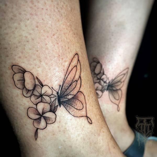 patricia_noirdejais_noir-de-jais_tattoo-on-move_fine-line-tattoo_papillons_trefle_tatouage-en-commun_amitie_original