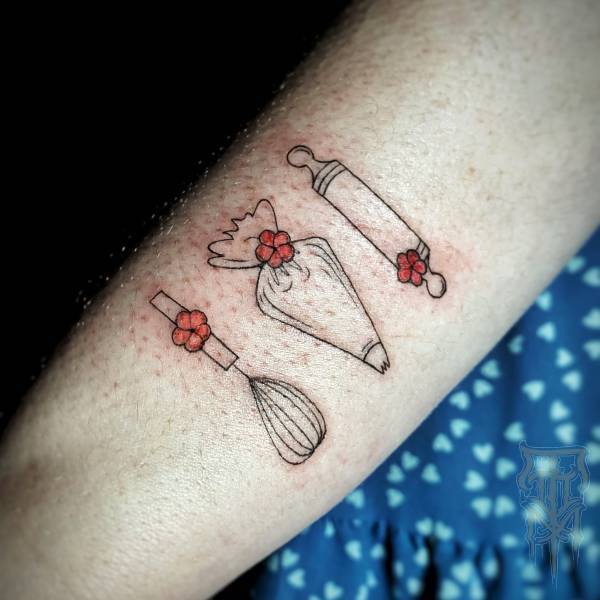 patricia_noirdejais_noir-de-jais_tattoo-on-move_fine-line-tattoo_patisserie_fleurs_roses_original