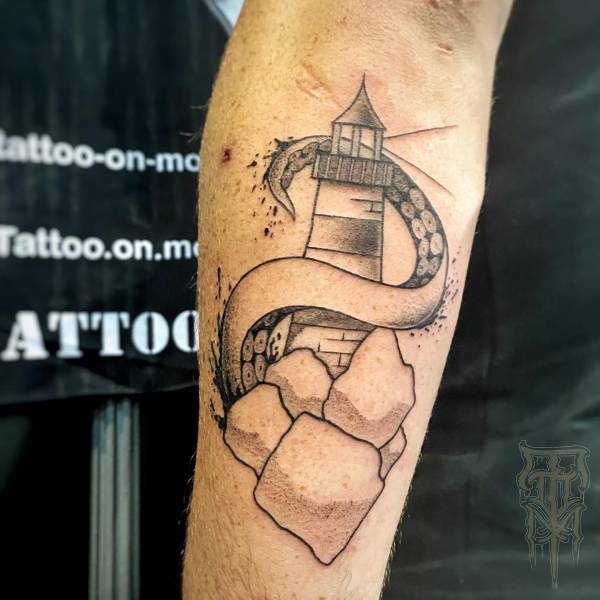 patricia_noirdejais_noir-de-jais_tattoo-on-move_fine-line-tattoo_poulpe_phare_mer_rochers_original