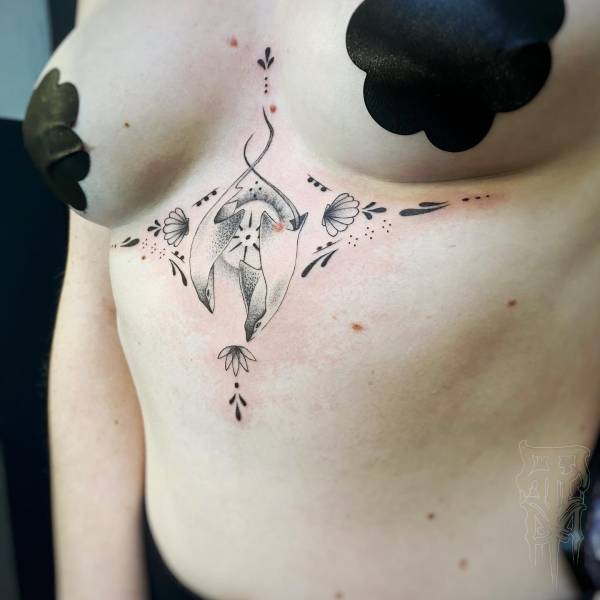patricia_noirdejais_noir-de-jais_tattoo-on-move_fine-line-tattoo_raies_mer_coquillages_ornemental_underboob_original