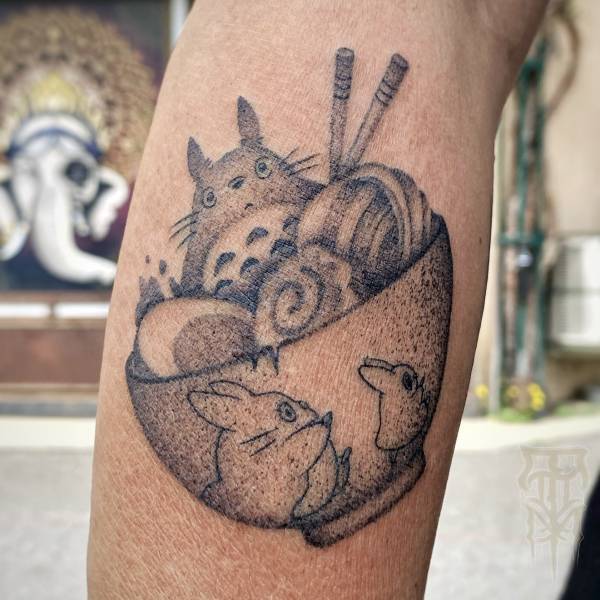 patricia_noirdejais_noir-de-jais_tattoo-on-move_fine-line-tattoo_ramen_totoro_japon_original