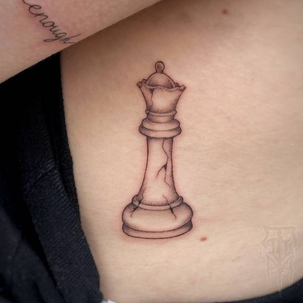 patricia_noirdejais_noir-de-jais_tattoo-on-move_fine-line-tattoo_reine_echec_cotes_original