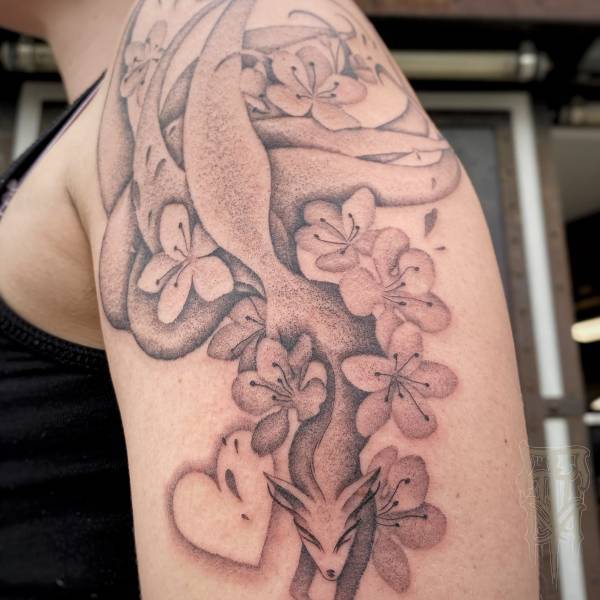 patricia_noirdejais_noir-de-jais_tattoo-on-move_fine-line-tattoo_renard-a-9-queues_fleurs-de-ceriser_original