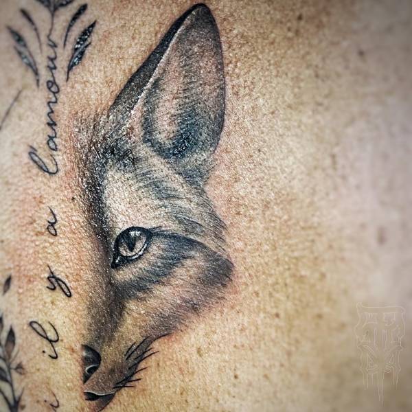 patricia_noirdejais_noir-de-jais_tattoo-on-move_fine-line-tattoo_renard_dos_original
