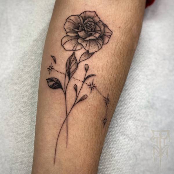 patricia_noirdejais_noir-de-jais_tattoo-on-move_fine-line-tattoo_rose_constellation_astrologique_original