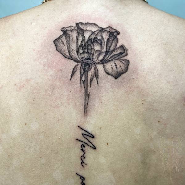 patricia_noirdejais_noir-de-jais_tattoo-on-move_fine-line-tattoo_rose_rayons-x_transparente_colonne_original