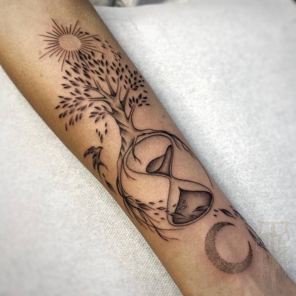 patricia_noirdejais_noir-de-jais_tattoo-on-move_fine-line-tattoo_sablier_lune_soleil_olivier_bras_original