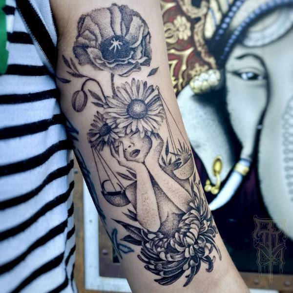 patricia_noirdejais_noir-de-jais_tattoo-on-move_fine-line-tattoo_signe-astrologique_balance_fleur-de-naissance_femme_fleurs_chrysantheme_aster_coquelicot_original