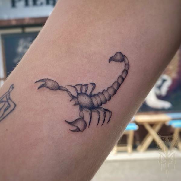 patricia_noirdejais_noir-de-jais_tattoo-on-move_fine-line-tattoo_signe-astrologique_scorpion_minimaliste_original