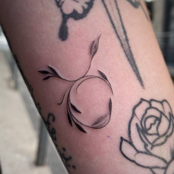 patricia_noirdejais_noir-de-jais_tattoo-on-move_fine-line-tattoo_signe-astrologique_taureau_feuillage_vegetal_original