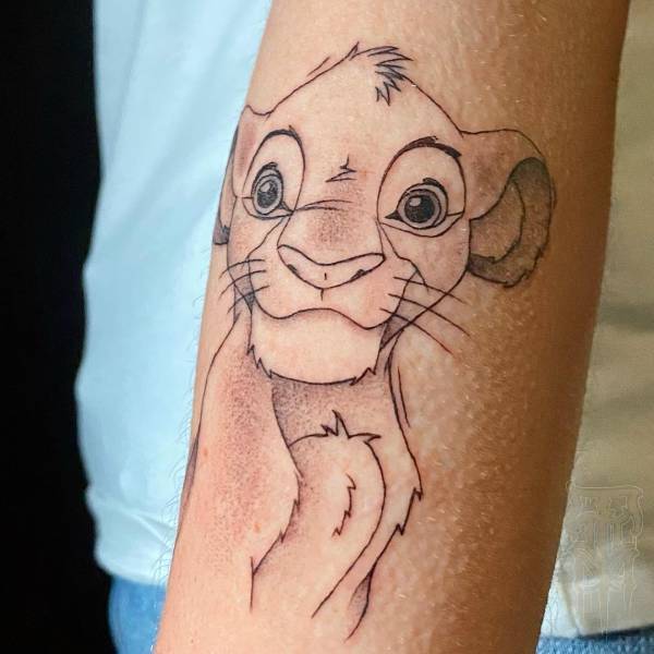 patricia_noirdejais_noir-de-jais_tattoo-on-move_fine-line-tattoo_simba_disney_bras_original