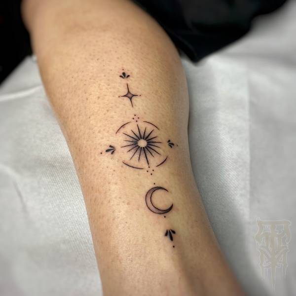 patricia_noirdejais_noir-de-jais_tattoo-on-move_fine-line-tattoo_soleil_lune_etoile_cheville_onemental_original
